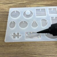 初心者も簡単！100均材料で作るレジンキーホルダーの作り方！ – ふりふりまいんど